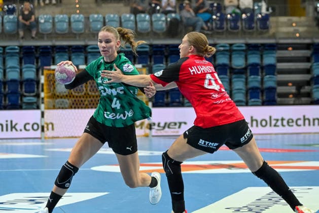 Toni Reinemann (VfL Oldenburg, 04) gegen Jolina Huhnstock (Thueringer HC, 45) VfL Oldenburg vs. Thueringer HC, ALSCO Handball Bundesliga Frauen, 2. Spieltag, Saison 2026 2027, 06.09.2026, VfL Oldenburg vs. Thueringer HC, ALSCO Handball Bundesliga Frauen, 2. Spieltag, Saison 2026 2027, 06.09.2026 Oldenburg *** Toni Reinemann, VfL Oldenburg, 04 vs. Jolina Huhnstock, Thuringer HC, 45 VfL Oldenburg vs. Thuringer HC, ALSCO Women s Handball Bundesliga, Matchday 2, 2026–2027 Season, September 6, 2026, VfL Oldenburg vs. Thueringer HC, ALSCO Women’s Handball Bundesliga, Matchday 2, 2026–2027 season, September 6, 2026, Oldenburg Copyright: xEibner-Pressefoto RobertxGertzenx EP_RGN
