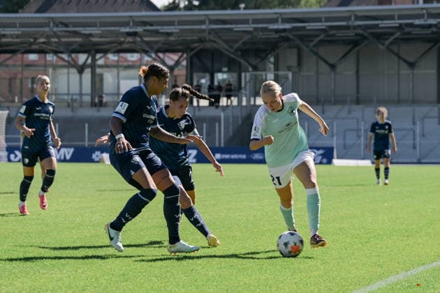 06.09.2026, Fußball, 2. Frauen-Bundesliga, 2026 2027, 5. Spieltag, VfL Bochum - SG 99 Andernach Isabel Pfeiffer (21 Andernach) wird von Adrienne Jordan (links, Bochum) und Noemi Gentile attackiert. *** September 6, 2026, Soccer, Women s Bundesliga 2, 2026–2027, Matchday 5, VfL Bochum vs. SG 99 Andernach: Isabel Pfeiffer (21, Andernach) is tackled by Adrienne Jordan (left, Bochum) and Noemi Gentile
