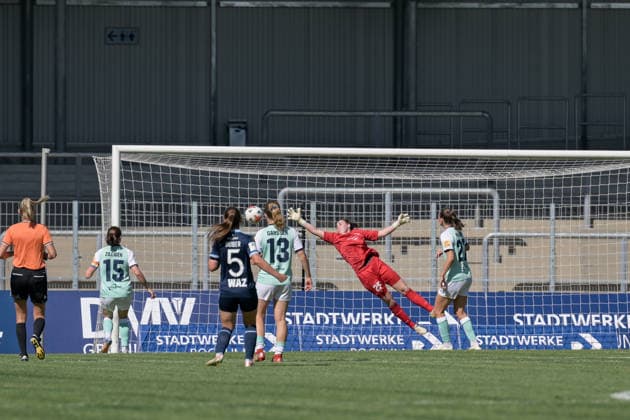 06.09.2026, Fußball, 2. Frauen-Bundesliga, 2026 2027, 5. Spieltag, VfL Bochum - SG 99 Andernach Eine von Sarah Freutel verunglückte Flanke fand ihren Weg direkt ins Tor. Nichts zu machen für Lisa Krupp (25 Andernach). *** September 6, 2026, Soccer, Women s Bundesliga 2, 2026–2027, Matchday 5, VfL Bochum vs. SG 99 Andernach A cross by Sarah Freutel that went awry found its way straight into the goal. Lisa Krupp had no chance. 25 Andernach