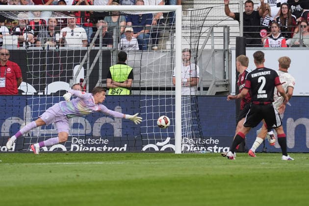Kopfballtor von Jonathan Burkardt (Eintracht Frankfurt) zum 1:0 gegen - 06.09.2026 Bundesliga, Saison 26 27: Eintracht Frankfurt vs. FC Augsburg, Deutsche Bank Park, 2. Spieltag *** Header goal by Jonathan Burkardt for Eintracht Frankfurt, 1–0, on September 6, 2026, Bundesliga, 2026–2027 season, Eintracht Frankfurt vs. FC Augsburg, Deutsche Bank Park, Matchday 2