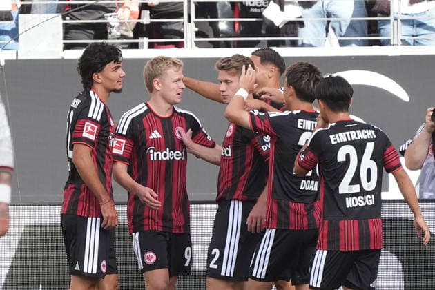 celebrate the goal, Torjubel zum 1:0 Jonathan Burkardt (Eintracht Frankfurt) mit Younes Ebnoutalib (Eintracht Frankfurt), Can Uzun (Eintracht Frankfurt), Elias Baum (Eintracht Frankfurt) - 06.09.2026 Bundesliga, Saison 26 27: Eintracht Frankfurt vs. FC Augsburg, Deutsche Bank Park, 2. Spieltag *** celebrate the goal, goal celebration for the 1-0 by Jonathan Burkardt of Eintracht Frankfurt with Younes Ebnoutalib of Eintracht Frankfurt, Can Uzun (Eintracht Frankfurt), Elias Baum (Eintracht Frankfurt), September 6, 2026, Bundesliga, 2026–2027 season, Eintracht Frankfurt vs. FC Augsburg, Deutsche Bank Park, Matchday 2