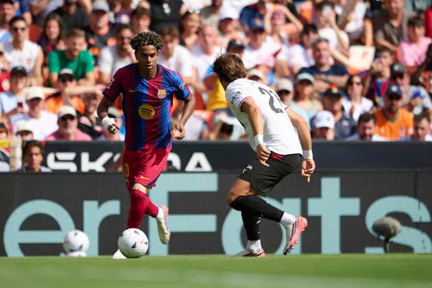 Valencia CF v FC Barcelona, Barca - LaLiga EA Sports 2026 27 VALENCIA, SPAIN - SEPTEMBER 6: Lamine Yamal of FC Barcelona competes for the ball with Jesus Vazquez of Valencia CF during the LaLiga EA Sports 2026 27 match between Valencia CF and FC Barcelona at Mestalla Stadium on September 6, 2026, in Valencia, Spain. (Photo by Francisco Macia Photo Players Images Magara Press) Valencia Mestalla Stadium Spain Copyright: xFranciscoxMaciax