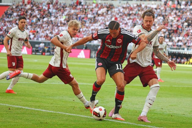 Frankfurt, Deutschland 06. September 2026: 1. BL - 2026 2027 - Sp. 2 - Eintracht Frankfurt gegen FC Augsburg Im Bild: v. li. im Zweikampf Younes Ebnoutalib (Frankfurt)gegen Calvin Brackelmann (FCA). DFL DFB regulations prohibit any use of photographs as image sequences and or quasi-video Deutsche Bank Park Hessen *** Frankfurt, Germany September 6, 2026 Bundesliga 2026–2027, Matchday 2: Eintracht Frankfurt vs. FC Augsburg. Pictured, from left, in a tackle: Younes Ebnoutalib (Frankfurt) vs. Calvin Brackelmann (FCA). DFL and DFB regulations prohibit any use of photographs as image sequences and or quasi-video. Deutsche Bank Park, Hesse Copyright: xFotostandx xRacochax