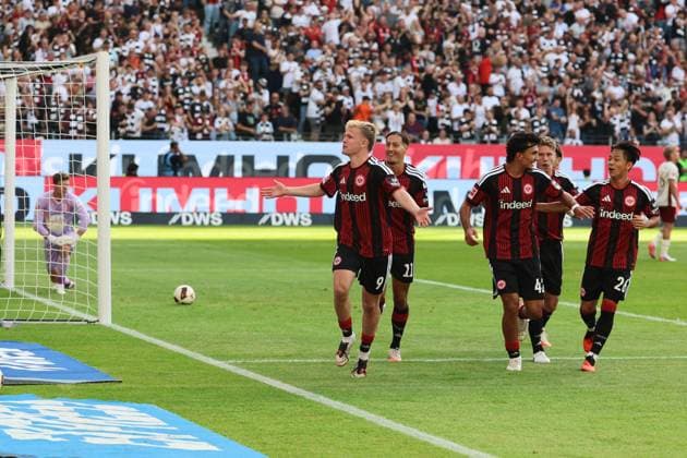 Torjubel zum 1. Heimtor der Saison, 1:0 per Kopf durch Jonathan Burkhardt, Jonathan Michael ãJonnyÒ Burkardt, Jonny Burkardt (Eintracht Frankfurt , Nr. 9) , Eintracht Frankfurt - FC Augsburg, Bundesliga, BL, Saison 2026 2027, 2. Spiel, 06.09.2026, Frankfurt Deutsche Bank Park Deutschland *** Goal celebration for the first home goal of the season, a 1-0 header by Jonathan Burkhardt, Jonathan Michael Jonny Burkardt, Jonny Burkardt, Eintracht Frankfurt, No. 9, Eintracht Frankfurt vs. FC Augsburg, Bundesliga, BL, 2026–2027 season, Match 2, September 6, 2026, Frankfurt, Deutsche Bank Park, Germany