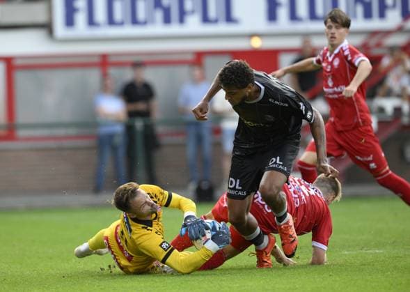 RECORD DATE NOT STATED Kortrijk s goalkeeper Marko Ilic; Essevee s Anosike Ementa and Kortrijk s Gilles Ruyssen fight for the ball a soccer match between KV Kortrijk and SV Zulte Waregem, Sunday 6 September 2026 in Kortrijk, on day 5 of the 2026-2027 Jupiler Pro League first division of the Belgian championship. JOHNxTHYS  x185453649x