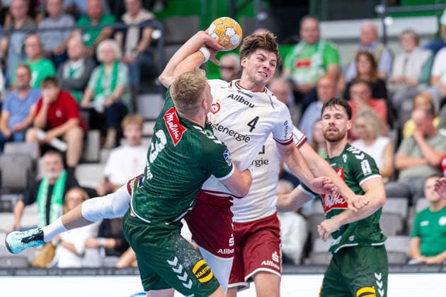 L R Daniel Astrup Pedersen, GWD Minden, 03, in a one-on-one battle with Felix Goettler, TuSEM Essen, 04, GER, GWD Minden vs. TuSEM Essen, Handball, 2. Bundesliga, Matchday 2, 2026–2027 season, September 6, 2026 GER, GWD Minden vs. TuSEM Essen, Handball, 2nd Bundesliga, Matchday 2, 2026–2027 season, September 6, 2026 Minden Copyright: xEibner-Pressefoto JanxRollingerx EP_JSK
