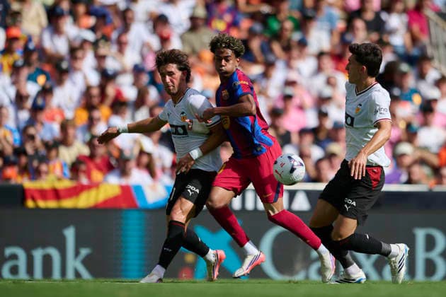 Valencia CF v FC Barcelona, Barca - LaLiga EA Sports 2026 27 VALENCIA, SPAIN - SEPTEMBER 6: Lamine Yamal of FC Barcelona competes for the ball with Jesus Vazquez of Valencia CF during the LaLiga EA Sports 2026 27 match between Valencia CF and FC Barcelona at Mestalla Stadium on September 6, 2026, in Valencia, Spain. (Photo by Francisco Macia Photo Players Images Magara Press) Valencia Mestalla Stadium Spain Copyright: xFranciscoxMaciax