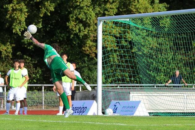 Regionalliga West VfB Hilden Rot Weiß Oberhausen ** FOR EDITORIAL USE ONLY ** EDITORIAL USE ONLY ** p Goalkeeper Feher is unable to stop Kerem Yalcin’s shot, making the score 3–0. VfB Hilden vs. RWO Location: Stadion am Bandsbusch, Hilden Date: September 6, 2026 Germany, North Rhine-Westphalia, Hilden Copyright MichaxKorb Copyright: MichaxKorb doc87hiar12h83gthprpob ,EDITORIAL USE ONLY Copyright: MichaxKorb