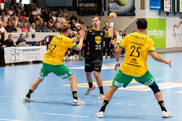 Hagen, Germany, September 6, 2026, 2nd Division, 2026–2027 Season, Match 2: VfL Eintracht Hagen vs. HSC 2000 Coburg. Pictured, from left, in a one-on-one battle: Dustin Kraus (Hagen) and Jakob Knauer (HSC). Ischelandhalle, North Rhine-Westphalia Copyright: xFotostandx xKruczynskix