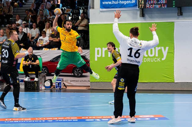 Hagen, Germany September 6, 2026 2nd Division Handball League (HBL) 2026–2027 Match 2: VfL Eintracht Hagen vs. HSC 2000 Coburg Pictured from left: Pouya Norouzinezhad (Hagen) in a duel with goalkeeper Petros Boukovinas (HSC) at the Ischelandhalle in North Rhine-Westphalia Westphalia Copyright: xFotostandx xKruczynskix