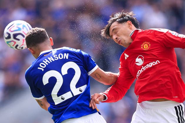 Fußball: Premier League – Everton gegen Manchester United, 6. September 2026 Premier League – Everton gegen Manchester United: Lisandro Martinez von Manchester United im Zweikampf mit Brennan Johnson von Everton. Foto: Simon Stacpoole. Abseits. Liverpool, Großbritannien  Copyright: xSimonxStacpoolexOffside