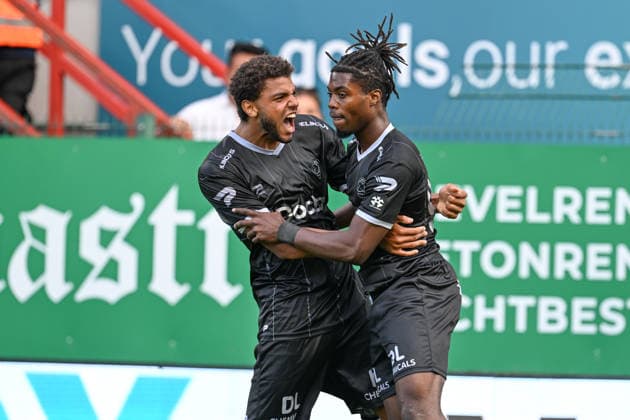 260906 KV Kortrijk vs Zulte Waregem Hemsley Akpa (90) of Zulte-Waregem celebrates with Anosike Ementa (18) of Zulte-Waregem after scoring the 0-1 goal during the Jupiler Pro League season 2026 - 2027 matchday 5 game between KV Kortrijk and SV Zulte Waregem on September 6 , 2026 in Kortrijk, Belgium. (Photo by David Catry Isosport) Kortrijk Belgium  Copyright: xDavidxCatryx 20260906DC2_0487