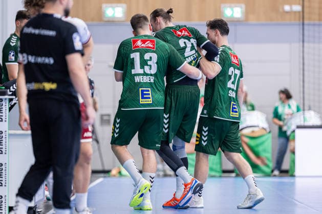 Antonio Metzner (GWD Minden, No. 20, center) is being led off the court by Ian Weber (GWD Minden, No. 13, left) and Max Staar (GWD Minden, No. 27, right) GER, GWD Minden vs. TuSEM Essen, Handball, 2. Bundesliga, Matchday 2, 2026–2027 season, September 6, 2026 GER, GWD Minden vs. TuSEM Essen, Handball, 2nd Bundesliga, Matchday 2, 2026–2027 season, September 6, 2026, Minden Copyright: xEibner-Pressefoto JanxRollingerx EP_JSK