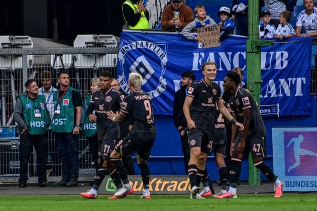 Torjubel nach dem 0:5 11 Ransford Königsdörffer ( Mainz ) der ziemlich ausgeibig vor den HSV Fans jubelte Phillip Tietz ( Mainz ) Deutschland , Hamburg , Volksparkstadion , Fussball , 1 . Bundesliga , Hamburger SV - FSV Mainz 05 *** Goal celebration after the 0-5-11 Ransford Königsdörffer Mainz match; Phillip Tietz celebrated quite enthusiastically in front of the HSV fans. Mainz, Germany; Hamburg; Volksparkstadion; soccer; Bundesliga 1; Hamburger SV; FSV Mainz 05