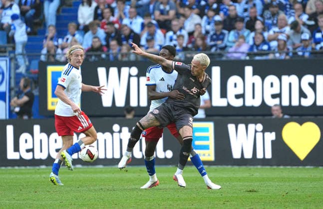 Foto : Phillip TIETZ ( Mainz ) gegen Shafiq Bello NANDJA ( HSV ) Fussball Bundesliga , 2. Spieltag am So. 06.09.2026 Hamburger SV - FSV Mainz 0 - 5 *** Photo by Phillip TIETZ: Mainz vs. Shafiq Bello NANDJA, HSV, Bundesliga, Matchday 2 on Sun, Sept. 6, 2026, Hamburger SV 0–5 FSV Mainz