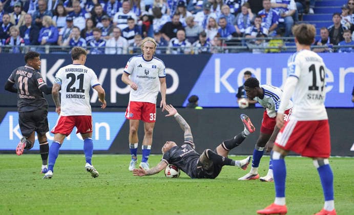Foto : Phillip TIETZ ( Mainz ) gegen Shafiq Bello NANDJA und Sebastian BORNAUW ( HSV ) und links ... Nicolai REMBERG Fussball Bundesliga , 2. Spieltag am So. 06.09.2026 Hamburger SV - FSV Mainz 0 - 5 *** Photo by Phillip TIETZ: Mainz vs. Shafiq Bello NANDJA and Sebastian BORNAUW (HSV); on the left, Nicolai REMBERG. Bundesliga, Matchday 2 on Sun, Sept. 6, 2026. Hamburger SV 0–5 FSV Mainz