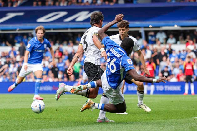 Birmingham City v Wolverhampton Wanderers - Sky Bet Championship 2026 27 Wolverhampton Wanderers 3 Hugo Bueno and Birmingham City 26 Bright Osayi-Samuel compete for the ball during the Sky Bet Championship match between Birmingham City and Wolverhampton Wanderers at St Andrews @ Knighthead Park in Birmingham, on September 6, 2026. Birmingham West Midlands United Kingdom  Copyright: xMIxNewsx originalFilename:fletcher-birmingh260906_np7hE.jpg