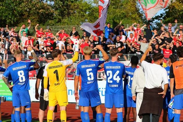 Regionalliga West VfB Hilden Rot Weiß Oberhausen ** FOR EDITORIAL USE ONLY ** EDITORIAL USE ONLY ** p Post-game scenes: RWO players and fans celebrate the away victory over VfB Hilden RWO Location: Sports field on Hoffeldstraße, Hilden Date: September 6, 2026 Germany, North Rhine-Westphalia, Hilden Copyright MichaxKorb Copyright: MichaxKorb doc87hikywgtw9ztv8ocev ,EDITORIAL USE ONLY Copyright: MichaxKorb
