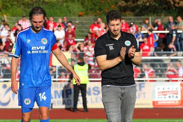 Regionalliga West VfB Hilden Rot Weiß Oberhausen ** FOR EDITORIAL USE ONLY ** EDITORIAL USE ONLY ** p Post-game scenes: Nico Klaß and Dennis Lichtenwimmer, VfB Hilden vs. RWO Location: Sports field on Hoffeldstraße, Hilden Date: September 6, 2026 Germany, North Rhine-Westphalia, Hilden Copyright MichaxKorb Copyright: MichaxKorb doc87hikz39pm9qwk6u1gmq ,EDITORIAL USE ONLY Copyright: MichaxKorb