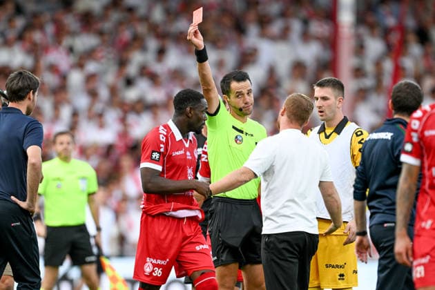 260906 KV Kortrijk vs Zulte Waregem Rudy Kohon (36) of Kortrijk receives a red card from referee Jasper Vergoote during the Jupiler Pro League season 2026 - 2027 matchday 5 game between KV Kortrijk and SV Zulte Waregem on September 6 , 2026 in Kortrijk, Belgium. (Photo by David Catry Isosport) Kortrijk Belgium  Copyright: xDavidxCatryx 20260906DC2_0993