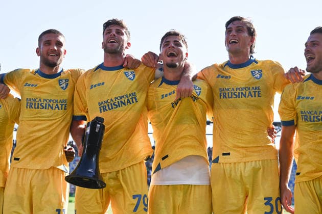 IPA88199184 - Frosinone Calcio players celebrate their victory at the end of Matchday 3 of the Serie A Championship between Frosinone Calcio and Venezia F.C. at Benito Stirpe Stadium on September 6, 2026, in Frosinone, Italy.  Copyright: xDomenicoxCippitelli IPAxSportx xx 88199184