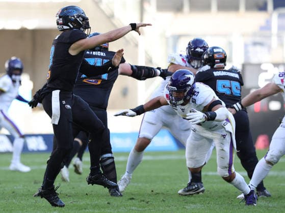 8 Jameson Wang (Quarterback) Panthers Wroclaw pass the ball. 5 Robert Lachmann (Defensive End) Vienna Vikings to late for a tackle Vienna Vikings vs Panthers Wroclaw, American Football League Europe, Golden Bowl Final, 2026, 06.09.2026, Duisburg Schauinsland-Reisen-Arena Germany Copyright: xPFA ChristopherxMettkenx