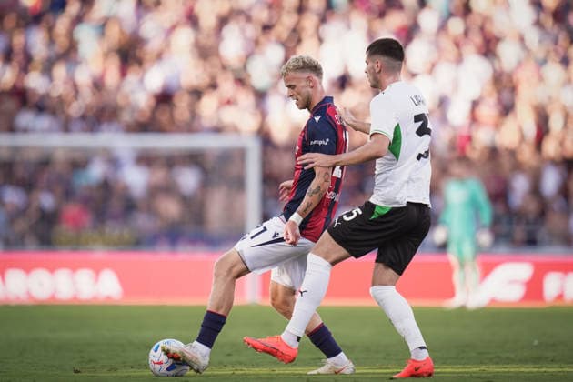 BolognaÕs Jens Odgaard fights for the ball with SassuoloÕs Luca Lipani during the Serie A soccer match between Bologna and Sassuolo at the Renato DallÕAra Stadium in Bologna, north Italy - Sunday, September 6, 2026 -  Copyright: xMassimoxPaolone LaPressex