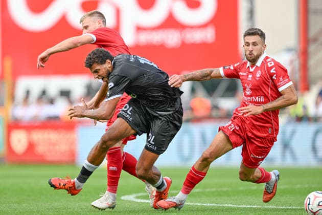 260906 KV Kortrijk vs Zulte Waregem Gilles Ruyssen (22) of Kortrijk , Anosike Ementa (18) of Zulte-Waregem and Axel Drouhin (21) of Kortrijk fighting for the ball during the Jupiler Pro League season 2026 - 2027 matchday 5 game between KV Kortrijk and SV Zulte Waregem on September 6 , 2026 in Kortrijk, Belgium. (Photo by David Catry Isosport) Kortrijk Belgium  Copyright: xDavidxCatryx 20260906DC2_9066