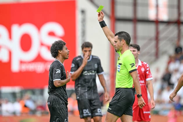 260906 KV Kortrijk vs Zulte Waregem Marley Ake (11) of Zulte-Waregem receives a yellow card from referee Jasper Vergoote during the Jupiler Pro League season 2026 - 2027 matchday 5 game between KV Kortrijk and SV Zulte Waregem on September 6 , 2026 in Kortrijk, Belgium. (Photo by David Catry Isosport) Kortrijk Belgium  Copyright: xDavidxCatryx 20260906DC2_9214