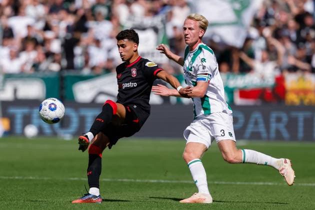 GRONINGEN - Younes Taha of FC Twente battles for possession with Thijmen Blokzijl of FC Groningen during the Eredivisie match between FC Groningen and FC Twente at the Euroborg on 06 September 2026 in Groningen, the Netherlands. MARCEL TER BALS ANP Eredivisie 2026 27 xVIxANPxSportx xMarcelxterxBalsxIVx 567389990 originalFilename: 567389990.jpg