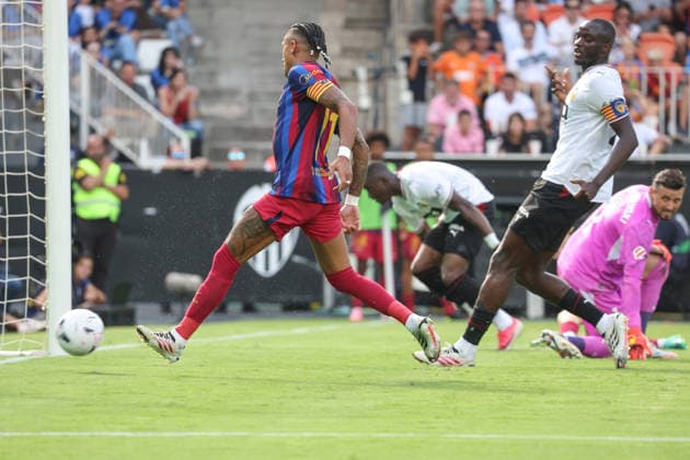 Spain - LaLiga EA - Valencia CF vs FC Barcelona, Barca - 06 09 2026 SPAIN, VALENCIA, SEPTEMBER 06. Raphinha of FC Barcelona scores his team s fourth goal while Mouctar Diakhaby of Valencia and Stole Dimitrievski of Valencia look dejected during the LaLiga EA Sports football match between Valencia CF and FC Barcelona on September 06, 2026 at Estadio Mestalla in Valencia, Spain. Photo by Manuel Blondeau AOP.Press Valencia Estadio Mestalla Valencian Community Spain Copyright: x ManuelxBlondeau AOP.Pressx AOP20260906-012