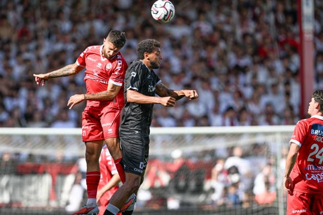 260906 KV Kortrijk vs Zulte Waregem Axel Drouhin (21) of Kortrijk fighting for the ball with Anosike Ementa (18) of Zulte-Waregem during the Jupiler Pro League season 2026 - 2027 matchday 5 game between KV Kortrijk and SV Zulte Waregem on September 6 , 2026 in Kortrijk, Belgium. (Photo by David Catry Isosport) Kortrijk Belgium  Copyright: xDavidxCatryx 20260906DC2_8535