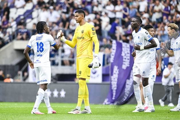 Genk s Joris Kayembe and Genk s goalkeeper Lucca Brughmans pictured at the start of a soccer match between RSC Anderlecht and Krc Genk, Sunday 6 September 2026 in Brussels, on day 5 of the 2026-2027 Jupiler Pro League first division of the Belgian championship. BRUNOxFAHY  x185461243x