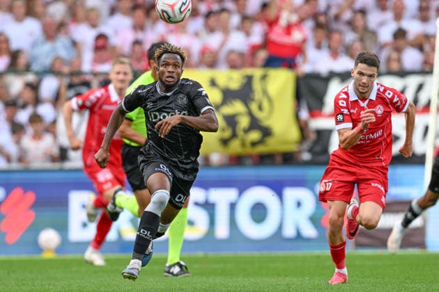 260906 KV Kortrijk vs Zulte Waregem Malick Mbaye (10) of Zulte-Waregem and Rok Storman (17) of Kortrijk pictured during the Jupiler Pro League season 2026 - 2027 matchday 5 game between KV Kortrijk and SV Zulte Waregem on September 6 , 2026 in Kortrijk, Belgium. (Photo by David Catry Isosport) Kortrijk Belgium  Copyright: xDavidxCatryx 20260906DC2_9650