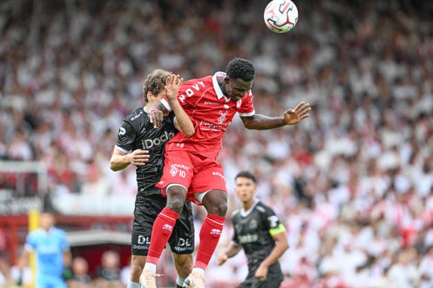 260906 KV Kortrijk vs Zulte Waregem Benoit De Jaegere (45) of Zulte-Waregem fighting for the ball with Goduine Koyalipou (10) of Kortrijk during the Jupiler Pro League season 2026 - 2027 matchday 5 game between KV Kortrijk and SV Zulte Waregem on September 6 , 2026 in Kortrijk, Belgium. (Photo by David Catry Isosport) Kortrijk Belgium  Copyright: xDavidxCatryx 20260906DC2_9824