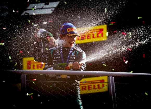 Sport Bilder des Tages FORMULA 1 ITALIAN GRAND PRIX 2026 Kimi Antonelli (ITA) 12 Mercedes celebrates on the podium with champagne after winning the race during the Formula 1 Pirelli Italian Grand Prix 2026, Round 13 of the 2026 Formula 1 World Championship, WM, Weltmeisterschaft from 4th - 6th September 2026 at the Monza Circuit, Monza, Italy. Credit: Robbie Hoad Every Second Media Editorial use only. All images are copyright Every Second Media Limited. No images may be reproduced without prior permission. Copyright: xIMAGO EveryxSecondxMediax ESM-2135-0420 RobbiexHoadx xEveryxSecondxMediax