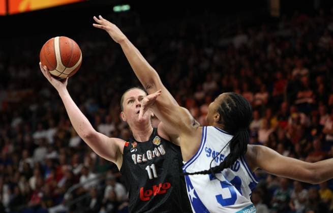 Belgium s Emma Meesseman and Puerto Rico™ Imani McGee-Stafford fight for the ball during a game between Belgian national basketball team Belgian Cats and Puerto Rico, game 2 of the group phase at the FIBA Women s Basketball World Cup, on Sunday 6 September 2026, in Berlin, Germany. The FIBA Women s Basketball World Cup takes place in Berlin from 4 to 23 September 2026. VIRGINIExLEFOUR  x185461676x