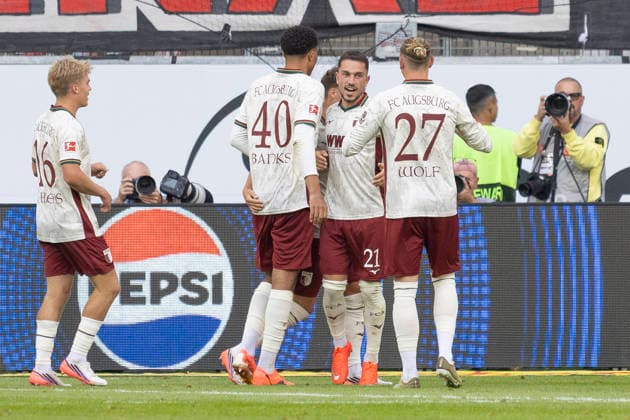 1. Fussball Bundesliga: Eintracht Frankfurt - FC Augsburg, 06.09.2026 Arijon Ibrahimovic (FC Augsburg 21) und Marius Wolf (FC Augsburg 27) und Noahkai Banks (FC Augsburg 40) feiern das Augsburger Tor zum 1:1 Ausgleich, Eintracht Frankfurt - FC Augsburg, Frankfurt, Deutsche Bank Park, 6.9.2026 *** 1 Bundesliga: Eintracht Frankfurt vs. FC Augsburg, September 6, 2026. Arijon Ibrahimovic (FC Augsburg, 21), Marius Wolf (FC Augsburg, 27), and Noahkai Banks (FC Augsburg, 40) celebrate Augsburg’s goal that tied the game at 1–1, Eintracht Frankfurt vs. FC Augsburg, Frankfurt, Deutsche Bank Park, September 6, 2026 Copyright: xBEAUTIFULxSPORTS Gawlikx