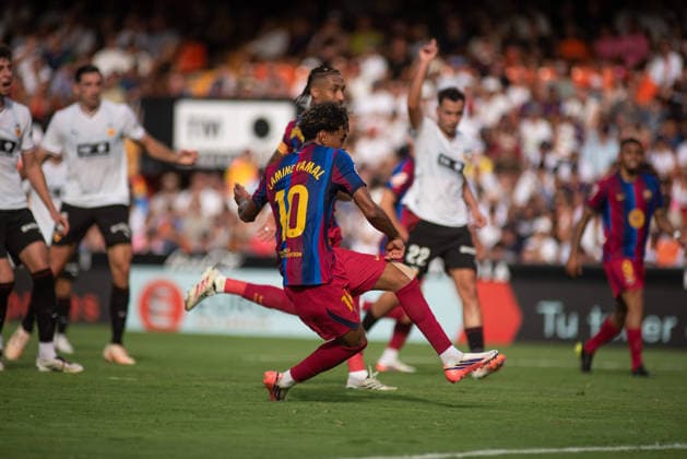 September 6, 2026, Valencia, Alicante, Spain: VALENCIA, SPAIN - SEPTEMBER 6: 10 LAMINE YAMAL shooting a goal during the match between Valencia CF and FC Barcelona, Barca from LaLiga EASports, matchweek 4, disputed at the Mestalla Stadium, Valencia Soccer 2026: Levante UD Vs Real Betis  - ZUMAc290 20260906_zsp_c290_038 Copyright: xJordixCantox