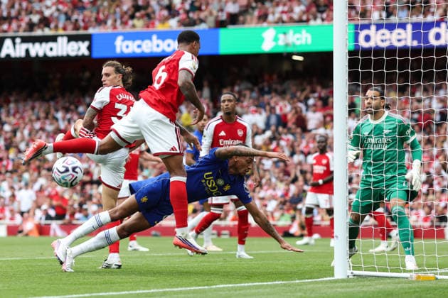Arsenal gegen Chelsea, 6. September 2026, London – Premier League: Fußball – Arsenal gegen Chelsea – Joao Pedro von Chelsea verfehlt einen Kopfball unter dem Druck von Gabriel Magalhaes von Arsenal. Foto: Charlotte Wilson – Abseits – London, Großbritannien  Copyright: xCharlottexWilsonx xOffsidexOffside
