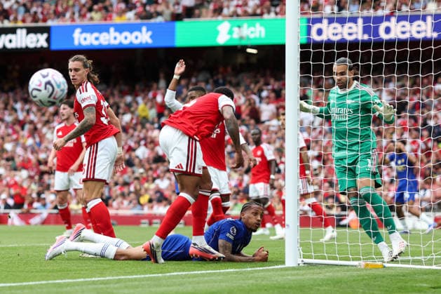 Arsenal gegen Chelsea, 6. September 2026, London – Premier League: Fußball – Arsenal gegen Chelsea – Joao Pedro von Chelsea verfehlt einen Kopfball unter dem Druck von Gabriel Magalhaes von Arsenal. Foto: Charlotte Wilson – Abseits – London, Großbritannien  Copyright: xCharlottexWilsonx xOffsidexOffside