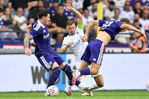 RSC Anderlecht v KRC Genk - Jupiler Pro League ANDERLECHT, BELGIUM - SEPTEMBER 06 : Heynen Bryan midfielder of KRC Genk, Biancone Giulian defender of RSC Anderlecht and Sikan Danylo forward of RSC Anderlecht during the Jupiler Pro League match between RSC Anderlecht and KRC Genk on September 6, 2026 in Anderlecht, Belgium, 06 09 2026 Anderlecht Belgium  Copyright: xDhax