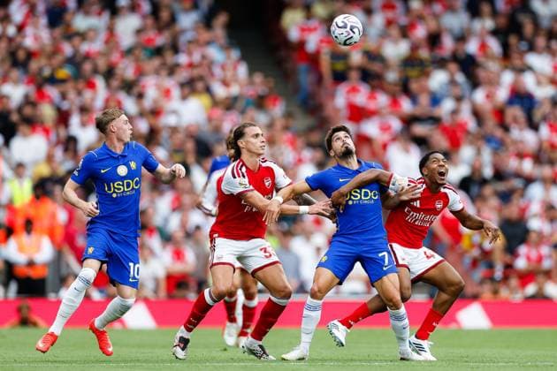 Pedro Neto of Chelsea is challenged by Riccardo Calafiori and Myles Lewis-Skelly of Arsenal while Cole Palmer of Chelsea looks on Arsenal v Chelsea, Premier League, Football, Emirates Stadium, London, UK - 06 Sep 2026London Emirates Stadium United Kingdom EDITORIAL USE ONLY No use with unauthorised audio, video, data, fixture lists, club league logos or live services. Online in-match use limited to 120 images, no video emulation. No use in betting, games or single club league player publications. Copyright: xMattxImpey Shutterstockx 17137590cz