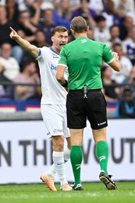 RSC Anderlecht v KRC Genk - Jupiler Pro League ANDERLECHT, BELGIUM - SEPTEMBER 06 : Heynen Bryan midfielder of KRC Genk and referee Boterberg Jan during the Jupiler Pro League match between RSC Anderlecht and KRC Genk on September 6, 2026 in Anderlecht, Belgium, 06 09 2026 Anderlecht Belgium  Copyright: xDhax