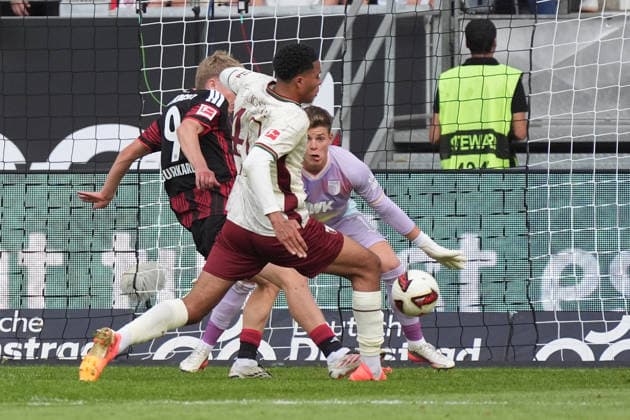 Noahkai Banks (FC Augsburg) rettet vor Jonathan Burkardt (Eintracht Frankfurt) - 06.09.2026 Bundesliga, Saison 26 27: Eintracht Frankfurt vs. FC Augsburg, Deutsche Bank Park, 2. Spieltag *** Noahkai Banks: FC Augsburg Saves the Day Against Jonathan Burkardt s Eintracht Frankfurt September 6, 2026 Bundesliga, 2026–27 Season: Eintracht Frankfurt vs. FC Augsburg, Deutsche Bank Park, Matchday 2