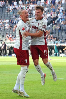 Frankfurt, Deutschland 06. September 2026: 1. BL - 2026 2027 - Sp. 2 - Eintracht Frankfurt gegen FC Augsburg Im Bild: Marius Wolf (FCA) und Torschütze Robin Fellhauer (FCA) freuten sich über das Tor zum 1:2. DFL DFB regulations prohibit any use of photographs as image sequences and or quasi-video Deutsche Bank Park Hessen *** Frankfurt, Germany September 6, 2026 Bundesliga 2026–2027, Matchday 2: Eintracht Frankfurt vs. FC Augsburg Pictured: Marius Wolf (FCA) and goal scorer Robin Fellhauer (FCA) celebrating the goal that made the score 1–2. DFL and DFB regulations prohibit any use of photographs as image sequences and or quasi-video. Deutsche Bank Park, Hesse Copyright: xFotostandx xRacochax