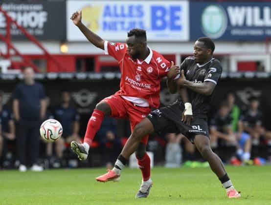 RECORD DATE NOT STATED Kortrijk s Thierry Ambrose and Essevee s Enrique Lofolomo fight for the ball during a soccer match between KV Kortrijk and SV Zulte Waregem, Sunday 6 September 2026 in Kortrijk, on day 5 of the 2026-2027 Jupiler Pro League first division of the Belgian championship. JOHNxTHYS  x185463674x