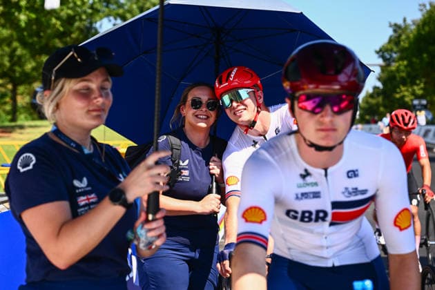 2026 UCI Para-cycling Road World Championships Picture by Olly Hassell SWpix.com - 06 09 2026 - Cycling - 2026 UCI Para-cycling Road World Championships - Huntsville, Alabama, United States of America - Men T2 Road Race - Felix Barrow (Great Britain) and GBCT staff Huntsville Cummings Research Park United States of America Copyright: x xSWpix.comx(t axPhotographyxHubxLtd)xOllyxHassell SWpix.comx SWP-3030-23110
