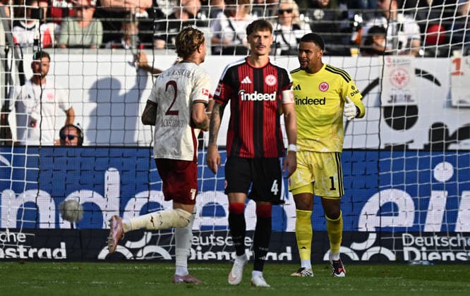06.09.2026, xfux, Fussball 1.Bundesliga, Eintracht Frankfurt - FC Augsburg, v.l. Noah Atubolu (Eintracht Frankfurt) enttaeuscht, enttaeuscht schauend, dissapointed gibt Anweisungen, gestikuliert, mit den Armen gestikulieren gives instructions, gesticulate, gesticolando. (DFL DFB REGULATIONS PROHIBIT ANY USE OF PHOTOGRAPHS as IMAGE SEQUENCES and or QUASI-VIDEO) Frankfurt am Main *** September 6, 2026, xfux, Soccer, Bundesliga 1, Eintracht Frankfurt vs. FC Augsburg, from left: Noah Atubolu, Eintracht Frankfurt, looking disappointed, disappointed gives instructions, gesticulates, gesticulating with his arms gives instructions, gesticulate, gesticolando DFL DFB REGULATIONS PROHIBIT ANY USE OF PHOTOGRAPHS as IMAGE SEQUENCES and or QUASI-VIDEO Frankfurt am Main