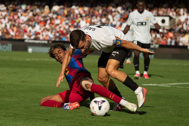September 6, 2026, Valencia, Alicante, Spain: VALENCIA, SPAIN - SEPTEMBER 6: 10 LAMINE YAMAL fight the ball with during the match between Valencia CF and FC Barcelona, Barca from LaLiga EASports, matchweek 4, disputed at the Mestalla Stadium, Valencia Valencia Spain - ZUMAc290 20260906_zsp_c290_030 Copyright: xJordixCantox